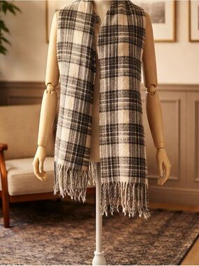 Old Navy Fuzzy Marled scarf in Gray and Black